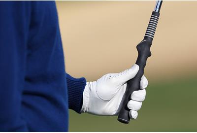 Scottie Scheffler using his moulded grip trainer